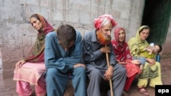 Shahazullah (C) and Makhni Bibi (2 R) the parents of Shafqat Hussain, a convicted murderer speak to journalists after their son was hanged at a central jail in Karachi.