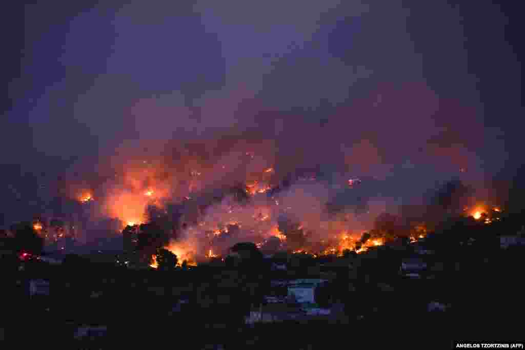 В порту Рафина огонь подходит к центру города. Сотни людей были вынуждены покинуть свои дома. Таких сильных пожаров Греция не видела с 2007 года. Тогда в огне на полуострове Пелопоннес погибли десятки людей.&nbsp;