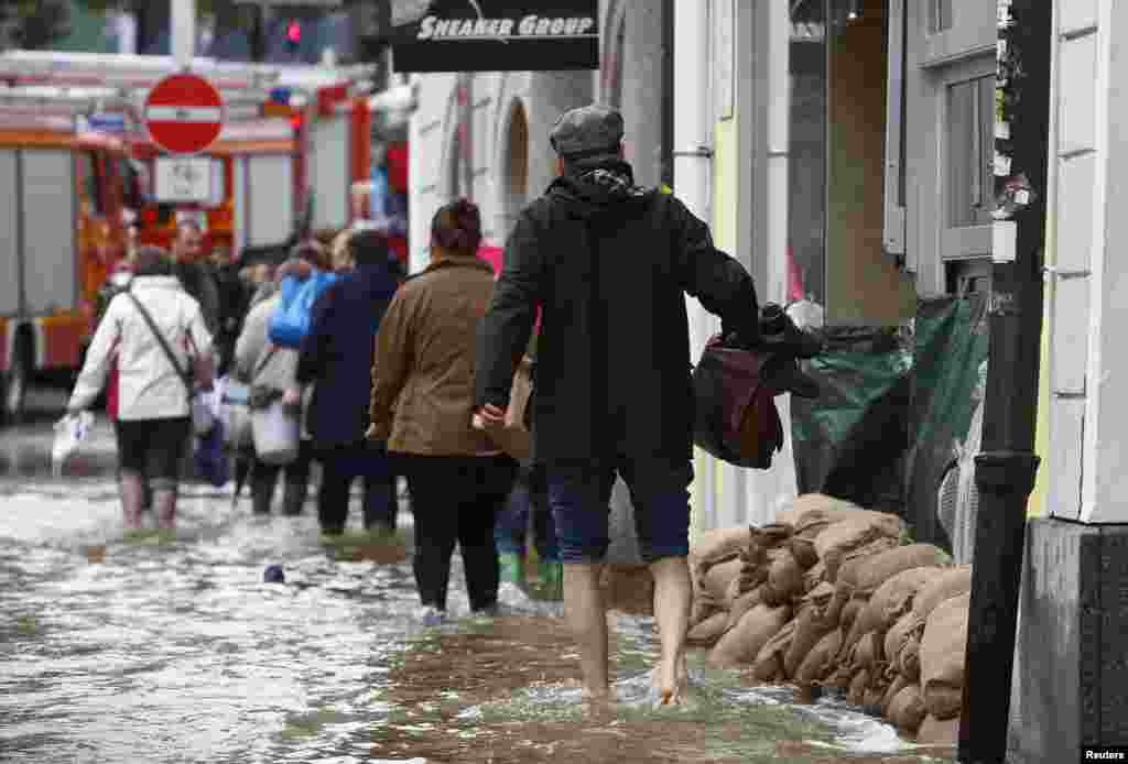 Город Пассау в Баварии, который часто называют &laquo;городом трех рек&raquo;, потому что здесь сходятся Дунай, Инн, и Ильц, тоже уходит под воду. 