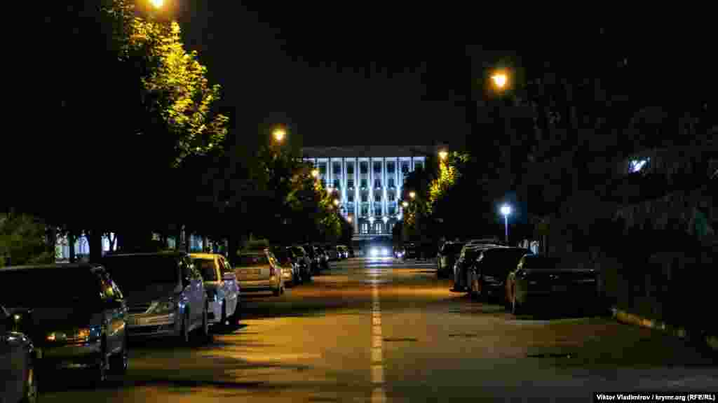 Вулиця Горького перед північчю. Вдалині видніється будівля підконтрольної Росії адміністрації Сімферополя