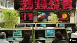 Traders on the Tehran stock market (file photo)