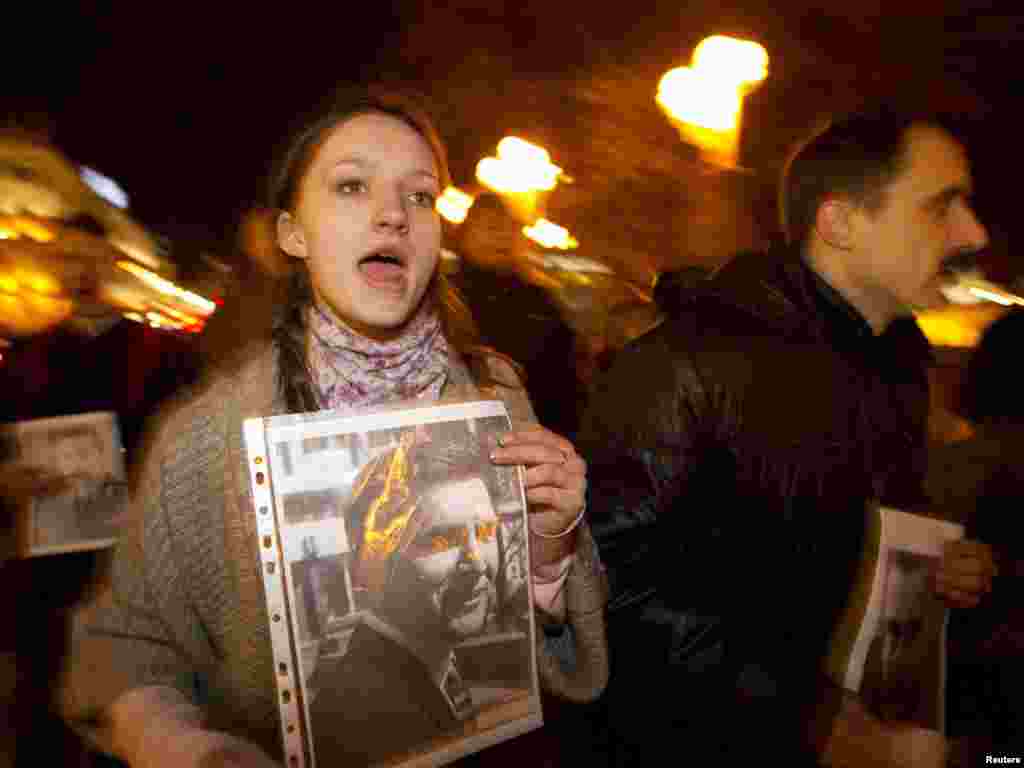 Протест білоруської опозиції. Учасники акції тримають у руках портрети зниклих безвісти і затриманих владою громадських діячів. Photo by Vasily Fedosenko for Reuters