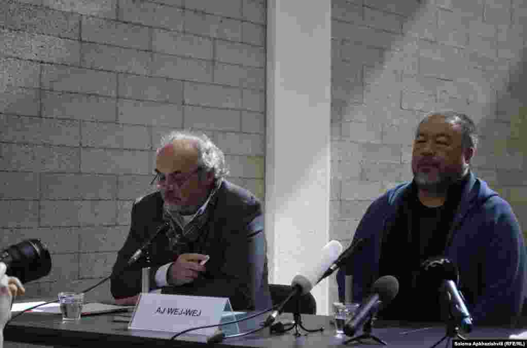 Ai Weiwei la conferința de presă a Galeriei Naționale pragheze.