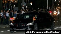 Automobil sa Kimom napušta hotel St Regis u Singapuru i kreću u obilazak grada, 11. jun 2018.