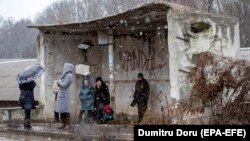 Într-o stație de autobuz la Costiujeni, Chisinau, februarie 2019