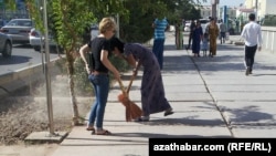 Türkmenistanda köçeleri süpürmek we arassalamak işlerine gatnaşýan edara-kärhanalaryň işgärleri. Arhiwden alnan surat.