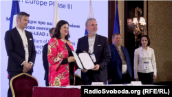 «Я вважаю, що зараз, як ніколи, Україна потребує централізації», – Катаріна Матернова, посолка Європейського Союзу в Україні (на фото посередині ліворуч)