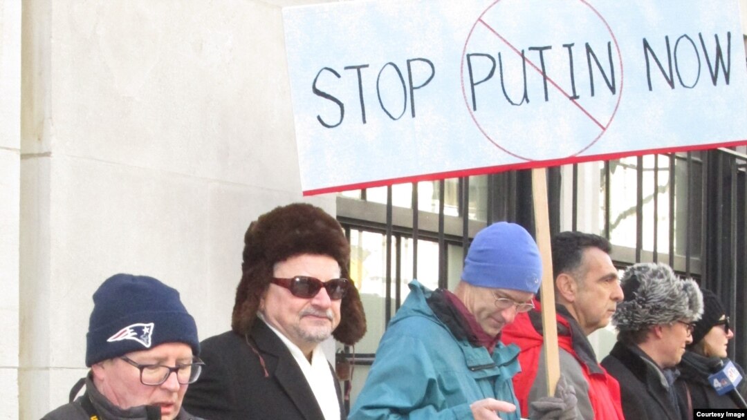 Антипутинская демонстрация возле Российского консульства в Нью-Йорке