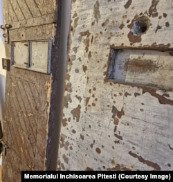 O ușă de celulă la Închisoarea Pitești.