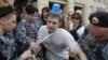 Милиция задерживает участника одной из акций "Синих ведерок", 2 мая 2010