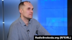 «За результатами розмови з шановним журналістом сьогодні, кадрові служби змушені повідомити про відсутність вакансій, відповідних рівню його амбіцій, що наразі перевищують його рівень необхідних компетенцій», – йдеться в заяві МОУ, розміщеній у фейсбуці 