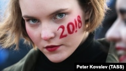 Санкт-Петербург, 7 октября, участница акции сторонников Алексея Навального 