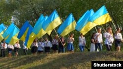 Діти з українськими прапорами під час відзначення Дня незалежності України. Закарпаття, 24 серпня 2015 року