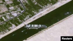 Vasul Ever Given, operat de compania Evergreen Marine, a rămas blocat între țărmurile Canalului Suez. Imagine din satelit 
