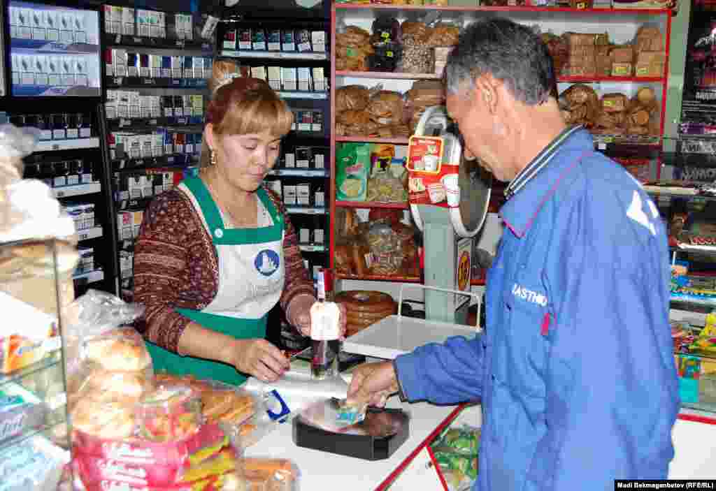 По словам продавщицы в этом алматинском магазине, за последнее время не подорожал только хлеб. Он стоит 60 тенге.