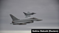 Bombardiere germane Eurofighter simulând interceptarea unui avion deasupra Mării Baltice, 1 noeembrie 2018.