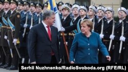 Канцлер Німеччини Анґела Меркель (п) і президент України Петро Порошенко під час зустрічі в Маріїнському палаці, Київ, 1 листопада 2018 року