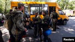 Пророссийские сепаратисты садятся в автобус. Краматорск, 5 июля 2014 года.
