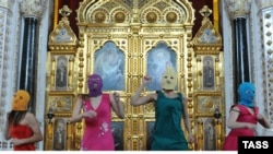 Ռուսաստան -- Pussy Riot փանք-ռոք խմբի անդամները Պուտինի դեմ բողոք-երգ են կատարում Քրիստոս Ամենափրկիչ եկեղեցում, 21-ը փետրվարի, 2012թ․