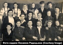 Молодь знищеного села Петрівське (Київщина), рідна сестра батька Оксани Радецької вгорі ліворуч