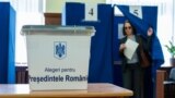 O alegătoare votând în alegerile prezidențiale românești la o secție de votare din Chișinău, pe 2 mai 2025 