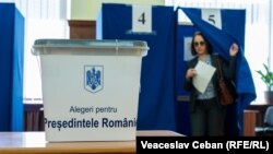 O alegătoare votând în alegerile prezidențiale românești la o secție de votare din Chișinău, pe 2 mai 2025 