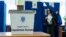 O alegătoare votând în alegerile prezidențiale românești la o secție de votare din Chișinău, pe 2 mai 2025 