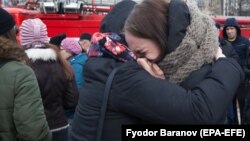 Плачущие женщины рядом со сгоревшим торговым центром в Кемерове. 27 марта 2018 года.