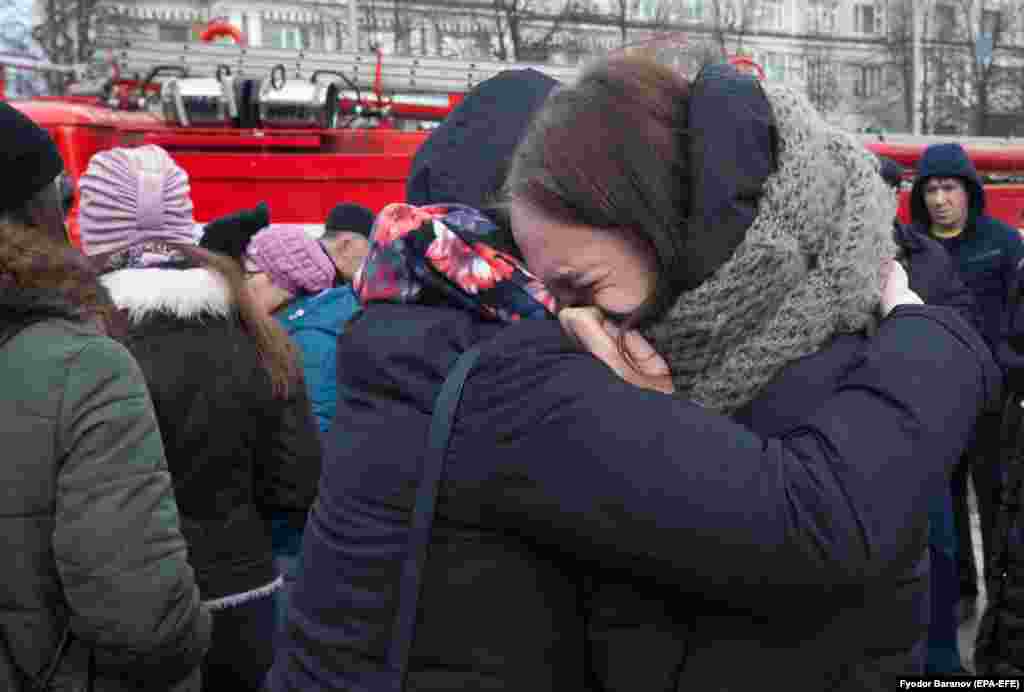 РУСИЈА - Илјадници луѓе излегоа на протести во сибирскиот град Кемерово на кои побараа оставка од регионалните власти како и одговори за пожарот во трговски центар при кој загинаа 64 лица, од кои повеќето деца.