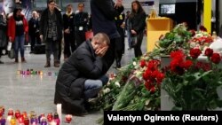 კიევის აეროპორტში გლოვობენ ირანში "უკრაინის საერთაშორისო ავიახაზების" თვითმფრინავის კატასტროფის შედეგად დაღუპულებს