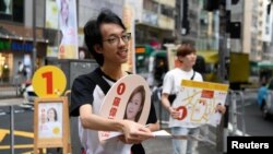 Агітаційна кампанія (на фото) та самі вибори у Гонконгу відбуваються на тлі протестів і сутичок