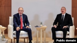 ფოტო არქივიდან. სომხეთის პრემიერ-მინისტრი ნიკოლ ფაშინიანი და აზერბაიჯანის პრეზიდენტი ილჰამ ალიევი აბუ-დაბიში გამართულ შეხვედრაზე