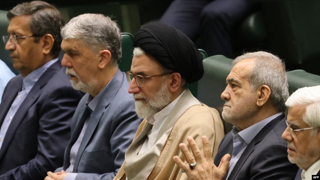 اسماعیل خطیب (مرکز تصویر) در جلسه معرفی وزیران دولت مسعود پزشکیان در مجلس شورای اسلامی