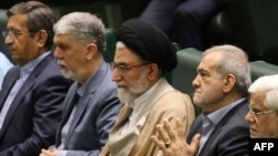 اسماعیل خطیب (مرکز تصویر) در جلسه معرفی وزیران دولت مسعود پزشکیان در مجلس شورای اسلامی