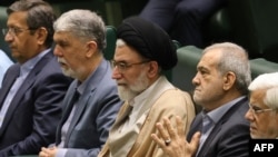 د ایران د استخباراتو وزیر اسماعیل خطیب د ایران له ولسمشر معسود پژشکان سره 