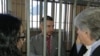 Віталій Марків спілкується з адвокатами перед судовим засіданням у Павії (фото минулорічне)