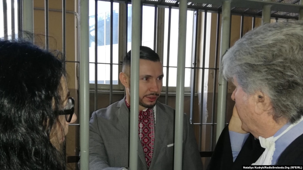 Віталій Марків спілкується з адвокатами перед судовим засіданням, Павія, 2019 рік