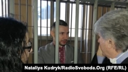 Віталій Марків спілкується з адвокатами перед судовим засіданням, Павія, 2019 рік