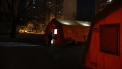 Мобильный пункт, где жители Киева могут согреться, зарядить телефоны и получить помощь во время отключений света и отопления. Украина, 18 января 2026 года