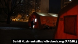 Мобільний пункт обігріву, де жителі Києва можуть зігрітися, випити чаю, зарядити телефони й отримати допомогу під час відключень світла й опалення. Дарницький район, Київ, 18 січня 2026 року