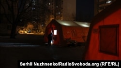 Мобільний пункт обігріву в Дарницькому районі Києва, 18 січня 2026 року