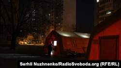 Мобільний пункт обігріву, де жителі Києва можуть зігрітися, випити чаю, зарядити телефони та отримати допомогу під час відключень світла й опалення. Дарницький район, Київ, 18 січня 2026 року