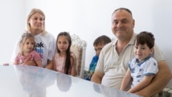 Iulia și Andrei Nepotu, cu cei patru copii adoptați