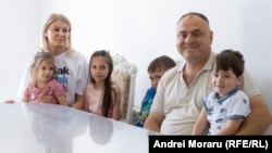 Iulia și Andrei Nepotu, cu cei patru copii adoptați