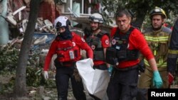 Рятувальники та волонтери Червоного Хреста на місці російського удару в Києві, 6 липня 2026 року