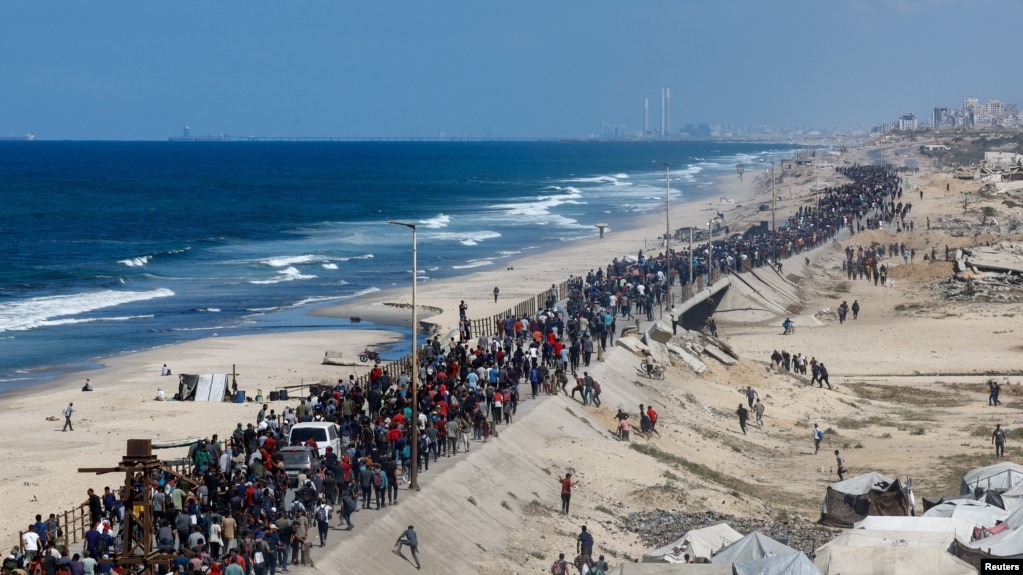 Turma të palestinezëve duke u rikthyer në shtëpitë e tyre. 10 tetor 2025. 