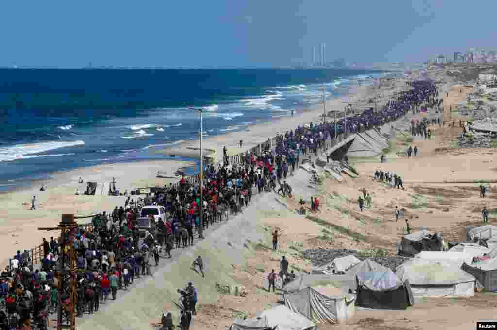 În plus, potrivit acordului, forțele israeliene s-au retras după o așa-numită „linie galbenă”, care le permite să controleze în continuare aproximativ 53% din teritoriu.Odată cu anunțurile privind încetarea luptelor, palestinienii strămutați în partea de sud au început să se îndrepte pe jos spre nordul teritoriului, 10 octombrie 2025.