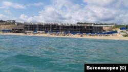 Четириетажна сграда на Шофьорския плаж на Алепу, заснета в първите дни на юни 2020.