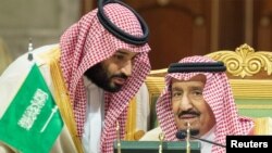 محمد بن سلمان، ولیعهد عربستان (سمت چپ)