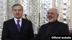 Главы МИД Таджикистана и Ирана Сироджиддин Аслов (слева) и Мохаммад Джавад Зариф. Архивное фото.